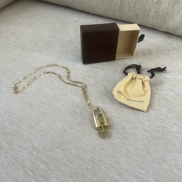 LOUIS VUITTON LOCK & KEY full inclusion w Italian 14kt plated chain Italy stamp🎁 - Picture 7 of 12